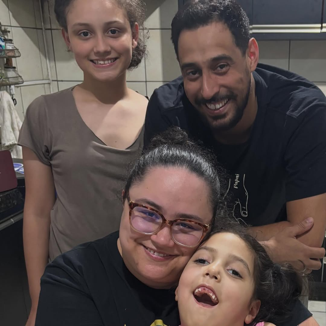 Laurinha em momento de alegria com a família
