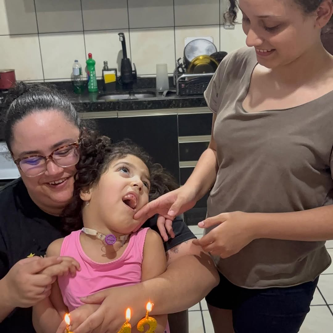 Família e equipa médica que acompanham a Laurinha